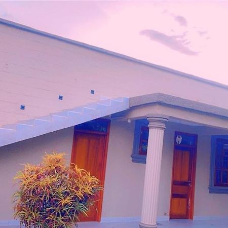 Evelina House Hostel Boma la Ngombe Kültér fotó