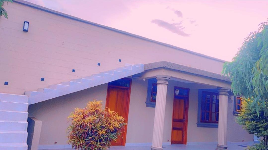 Evelina House Hostel Boma la Ngombe Kültér fotó